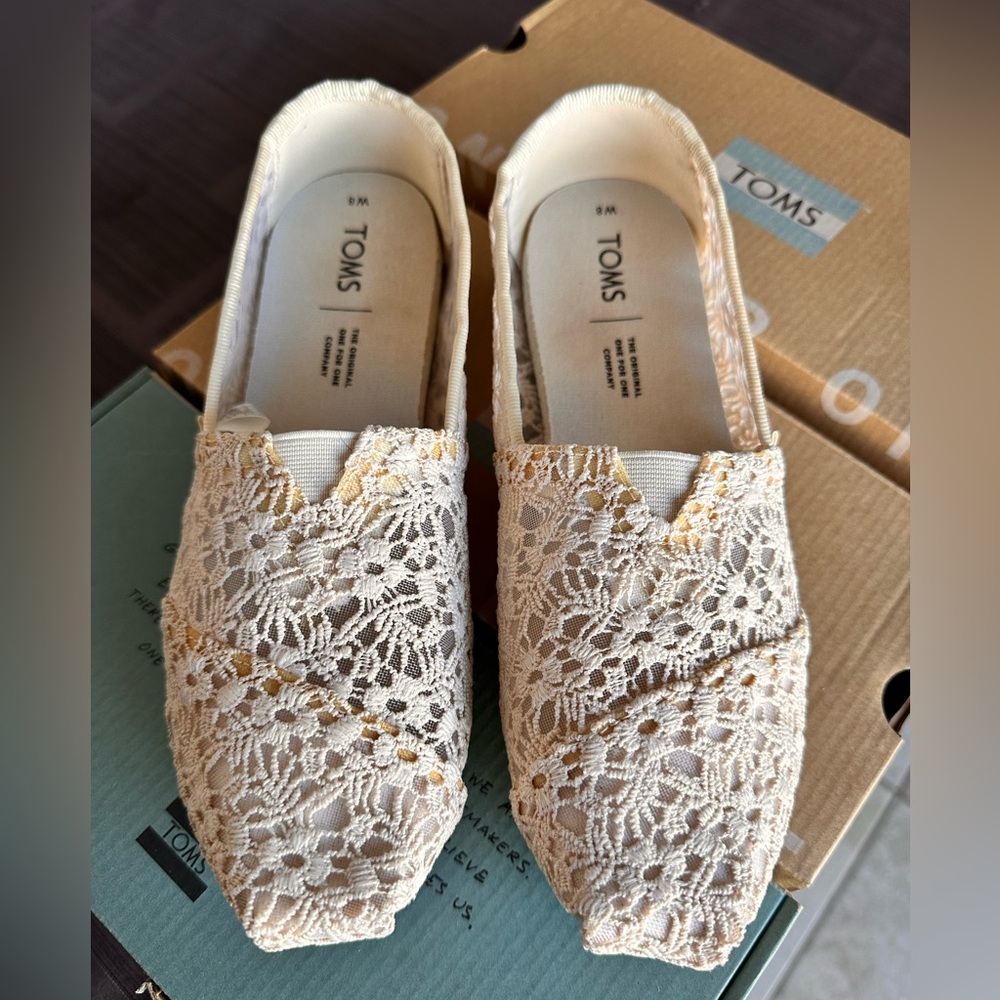 # Women’s TOMS slip-on sandals with embroidered lace in Size 8M.